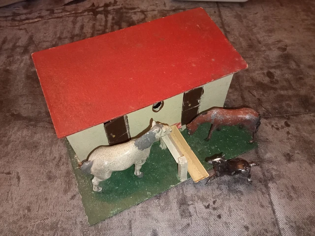 Lot De Figurines Quiralu En Plomb Creux - 2 Chevaux, 1 Poulain Et Auge - Ecurie, L 20 Cm