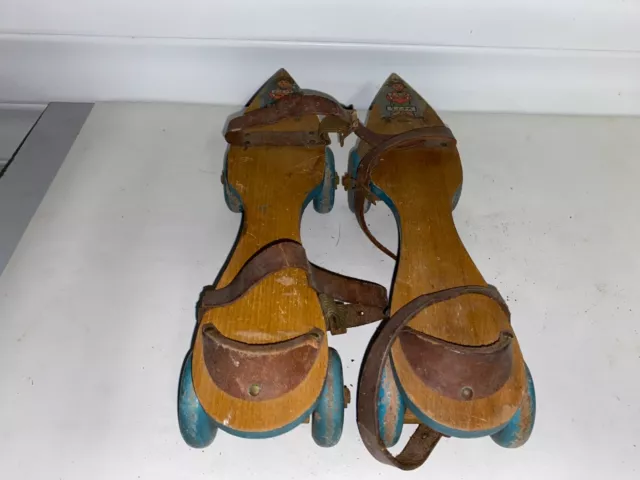 Ancienne paire de Patins à roulettes .Tout en bois et cuir . Jeu Vintage Ancien
