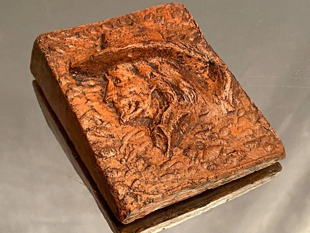 Sujet en terre cuite bas relief au profil d'homme au chapeau signé et daté 9