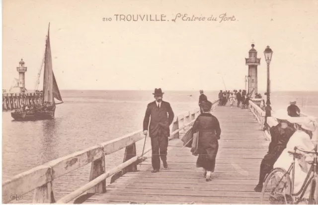 Cpa Trouville L' Entree Du Port