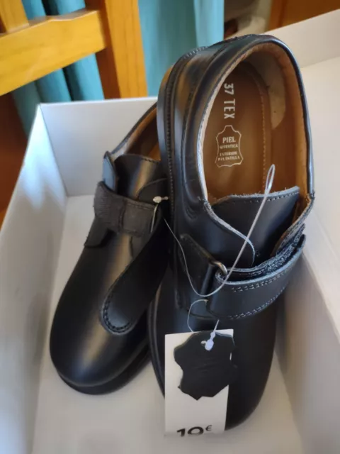 Zapatos para colegio negros, nuevos, talla 37, con cierre velcro