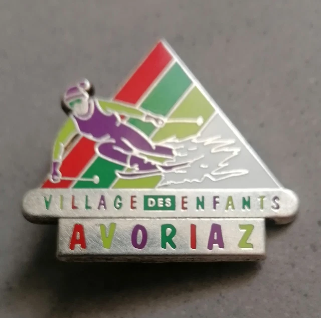 Insigne émaillé Avoriaz Village Des Enfants - Decat Paris (ski, Sport D'hiver)