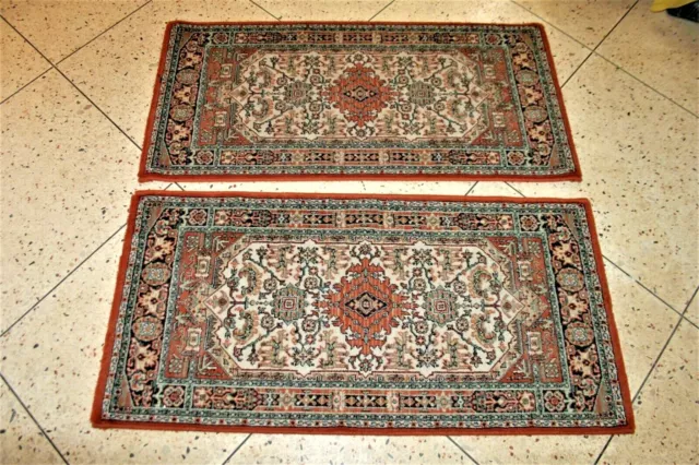 Belle paire de tapis Turc. 120 x 60 cm.