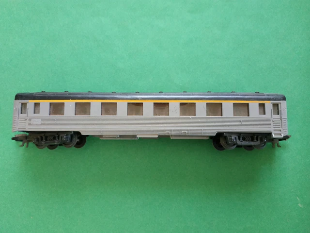 Ho .Train . Jouef .   Voiture Voyageurs  . Metalisee Imitation Voiture Inox.