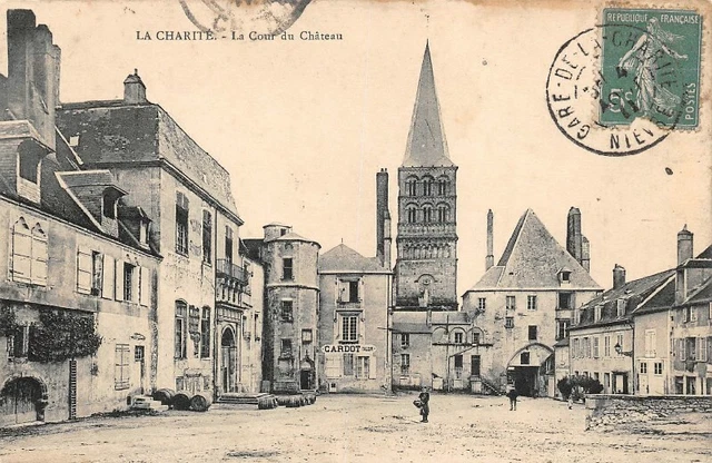 LA CHARITE - La Cour du Château