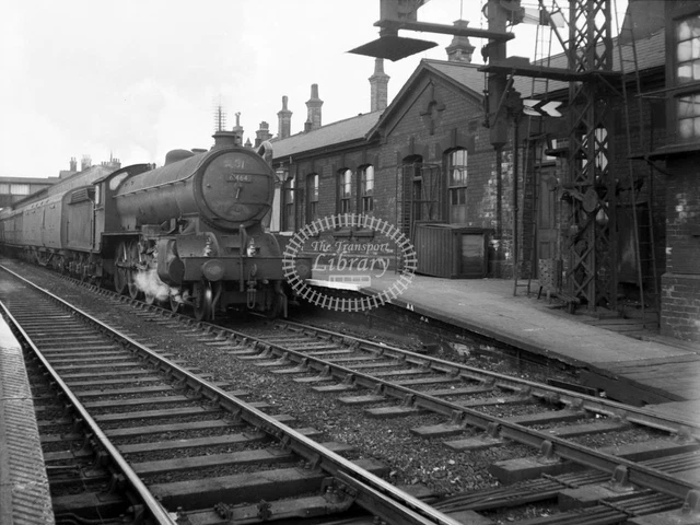 PHOTO BRITISH RAILWAYS Steam Locomotive 61464 Class B16 at Grantham in ...