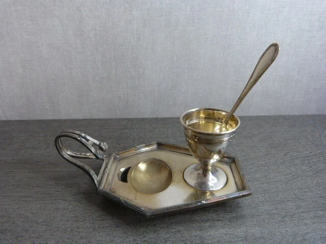 ancien petit plateau avec coquetier et cuillère en métal  (ch)