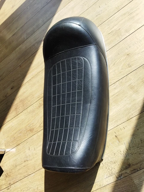 Selle Moto Vintage En Cuir - Ancienne, Sans Marque Identifiée, Patinée "dans Son Jus"