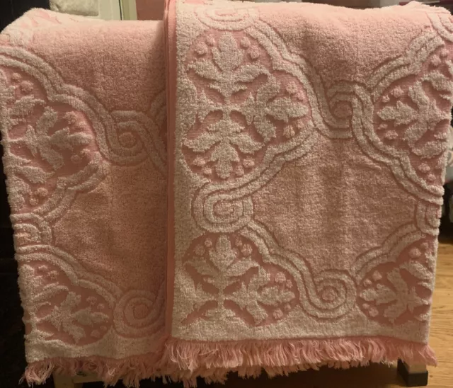 Vintage Callaway Sculpted Floral Pink Set Of Two Bath Towels W/  Fringe 70’s