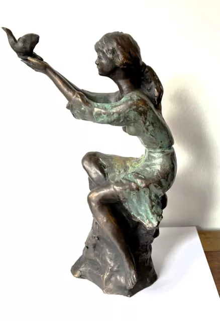 La femme à l’oiseau   Sculpture signée en  bronze coulé à froid  de Lluis Jorda