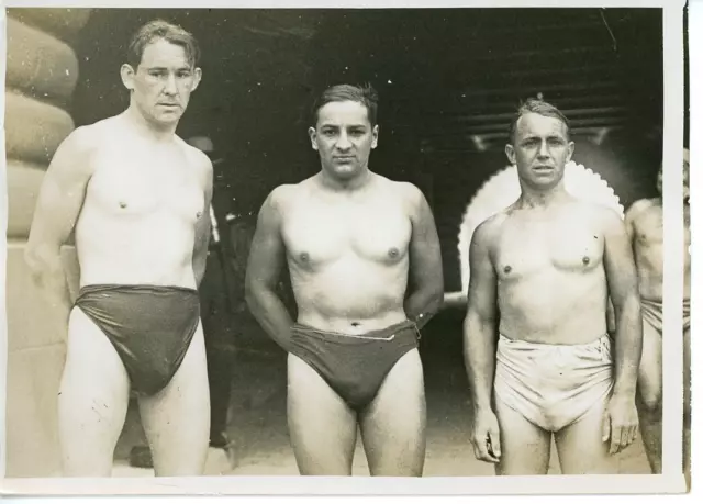 La crossing de Paris swimming, the winning CNP team vintage silver P