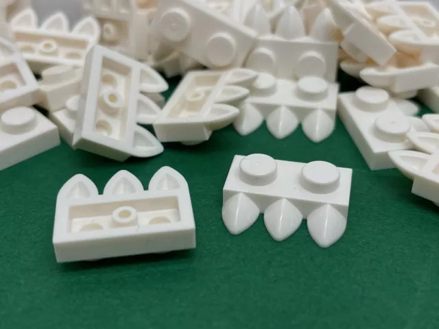 LEGO Plate 1 x 2 With 3 Teeth, White, Part No. 15208, 30 Pieces