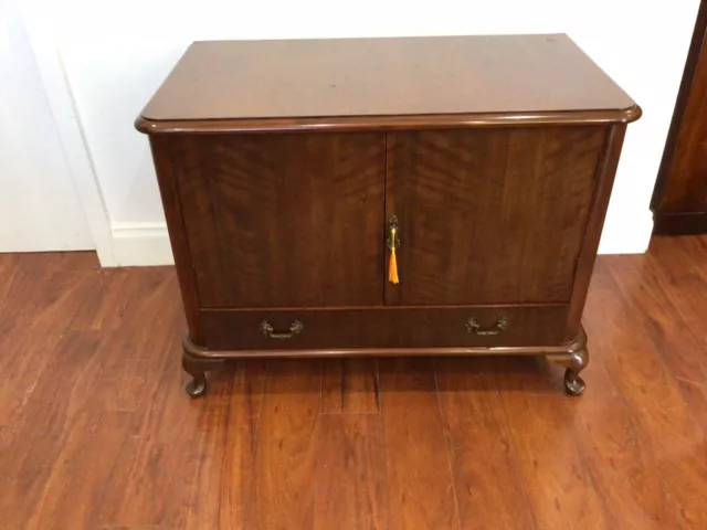 Antique timber cabinet in very good condition