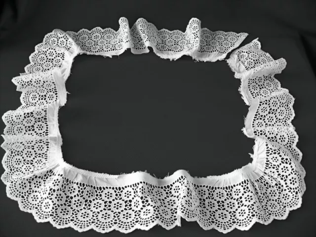 Bordure d'une taie en broderie anglaise pour récupération couture mercerie