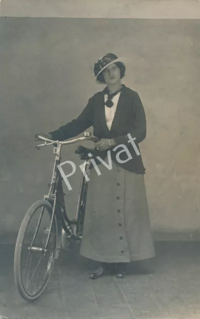 Postales Antiguo Tarjeta Postal Elegante Mujer Con Bicicleta