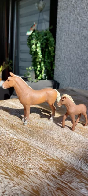 Schleich Pferdemama mit Fohlen