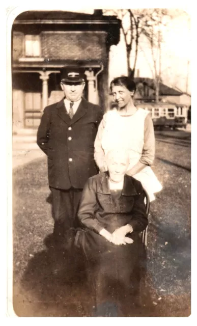 RAILROAD OFFICER & FAMILY,WISCONSIN DELLS,1920'S.VTG 4.3" x 2.7" PHOTO*6