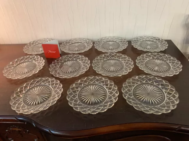 11 assiettes à dessert en cristal de Baccarat D: 17 cm (prix à la pièce)