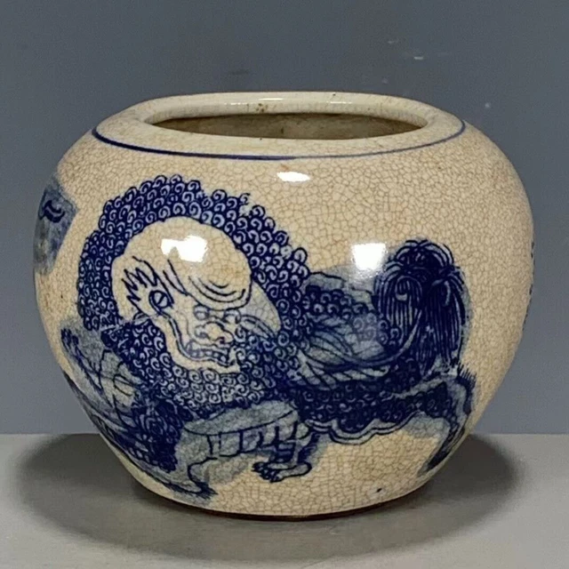 Exquisite Chinese porcelain Blue and white porcelain lion design jar & pot
