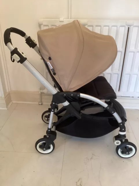 Bugaboo Bee Plus con capucha beige tela de asiento negro + cubierta de lluvia