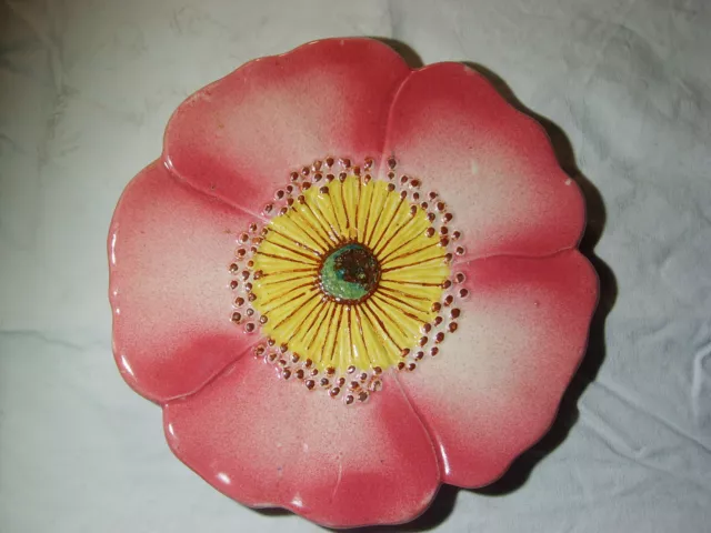 Ancienne Assiette En Barbotine Art Deco En Forme De Fleur Eglantine