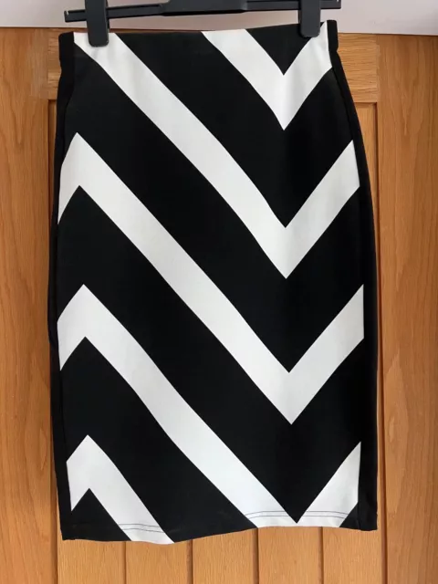 Matalan Papaya BNWT black & white zig-zag stretch pencil skirt - UK size 12