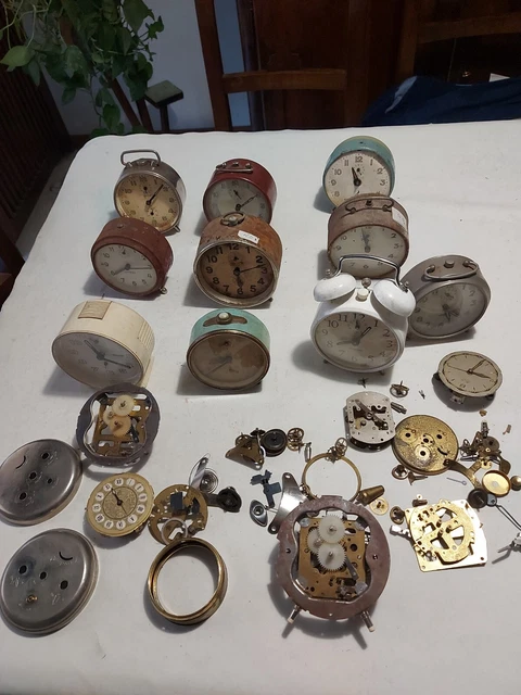 lotto n4  sveglie per  pezzi di ricambio o revisione recupero  vintage .
