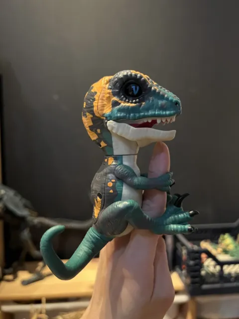 WowWee Fingerlings Stealth Untamed Raptor Dinosaur Toy, Green Makes Noise