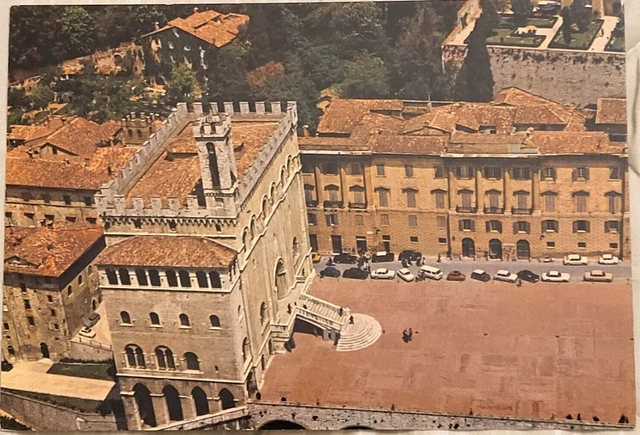 CARTOLINA  GUBBIO PALAZZO DEI CONSOLI E PIAZZA DALL'ALTO  (non viaggiata)