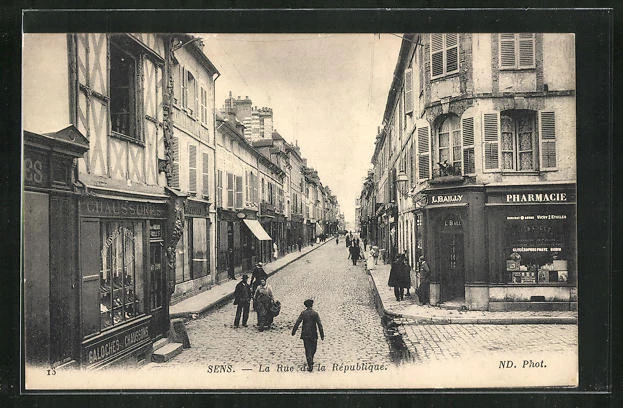 CPA Sens, La Rue de la République 1916