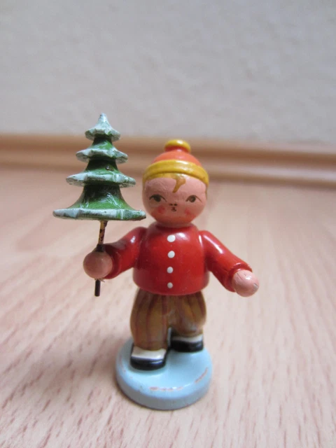 Erzgebirge, Volkskunst, Holz - Winterkind, Junge mit Tannenbaum