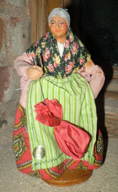 Ancienne Statuette Poupee Folklorique Grand Mere En Terre Cuite     Santon ??