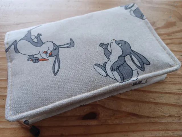 Buchhülle, Buchumschlag Etui, Einband  - Motiv Hase mit Möhre