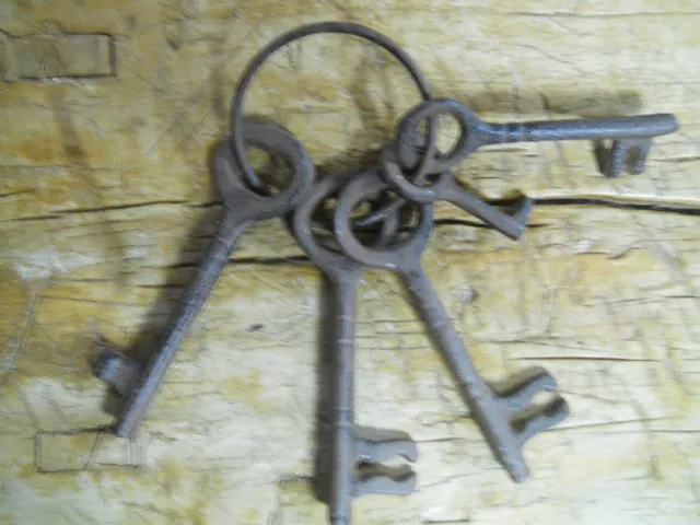 Set of 5 CAST IRON JAIL Keys House RUSTIC WESTERN Prison Key Ring Lock SKELETON