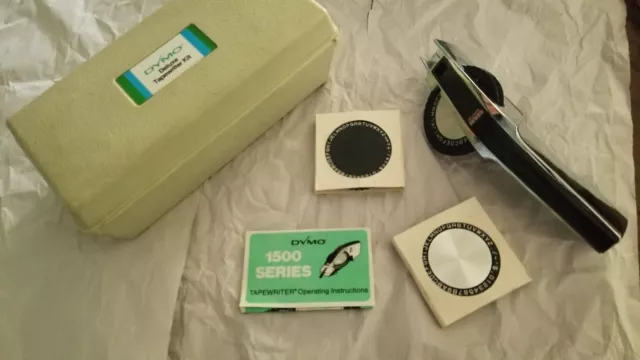 VINTAGE DYMO 1570 DELUXE TAPEWRITER KIT w/CASE AND 3 FONT WHEELS