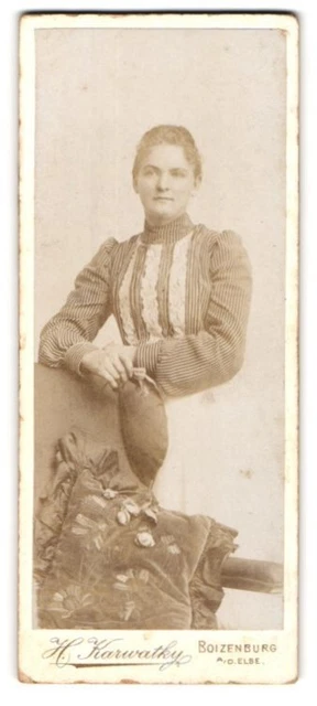 Fotografie H. Karwatzky, Boizenburg a. d. Elbe, Junge Dame in modischer Kleidun