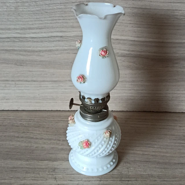 Ancienne Lampe à Pétrole En Faïence – Décor Floral Et Fleurs – Objet Décoratif Vintage