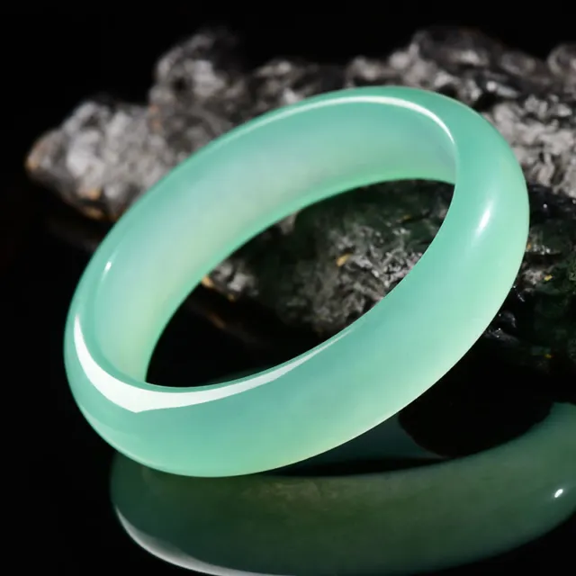 Exquisite China Natural Light Green Jadeite Hand Polished Bracelet Y25
