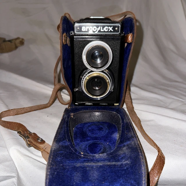 VINTAGE ARGUS ArgoFlex SEVENTY FIVE BOX CAMERA  WITH LEATHER STRAP CASE