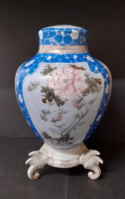 Antique Chinese Exquisite Handmade Flowers Pattern Porcelain Footed Lidded Vase
