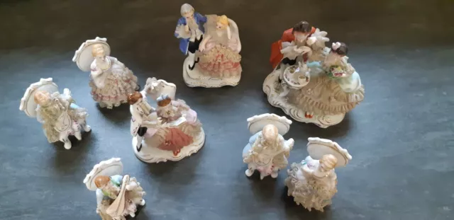 Ensemble de 11 personnages en porcelaine miniatures style baroque