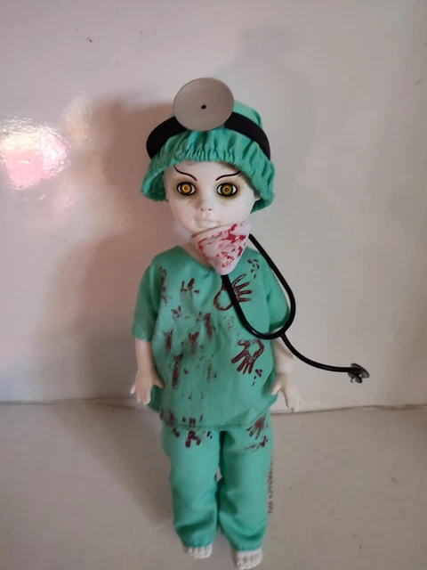Figura de La Monja - Mezco Living Dead Dolls 25 cm
