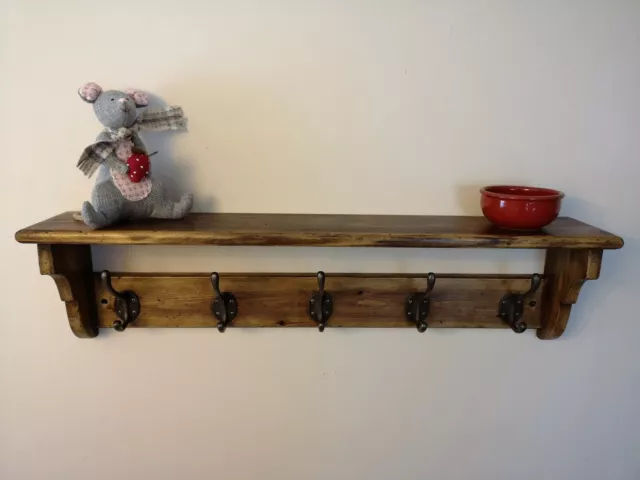 Étagère rack vintage en pin - hameçons de manteau artisanal rustique en bois pays antique