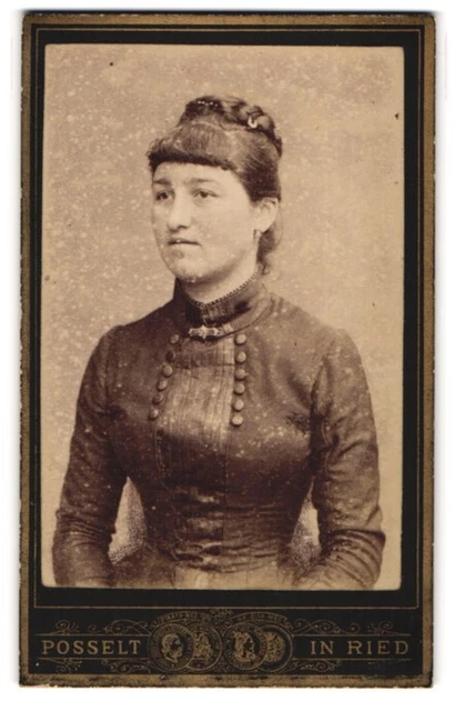 Fotografie Karl Posselt, Ried, Kirchenplatz 46, Junge Dame im Kleid mit Kragenb