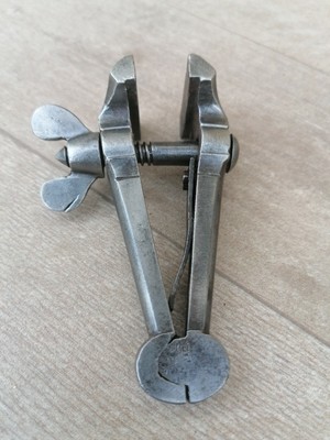 Ancien Étau à Main – Outil De Bijoutier Horloger Armurier – 17 Cm – Acier