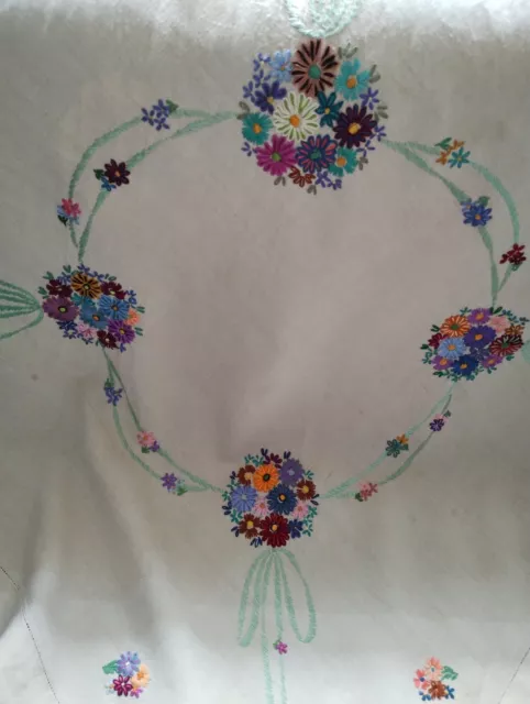 Stunning Vintage Irish Linen Posy Embroidered Tablecloth. 3