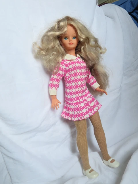 POUPEE MANNEQUIN CATHIE de BELLA - Tenue de PRESENTATION - 1970