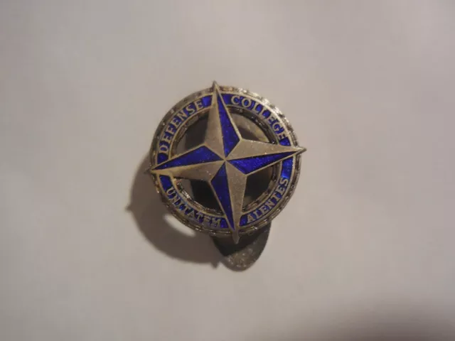 distintivo defense college NATO con piedino