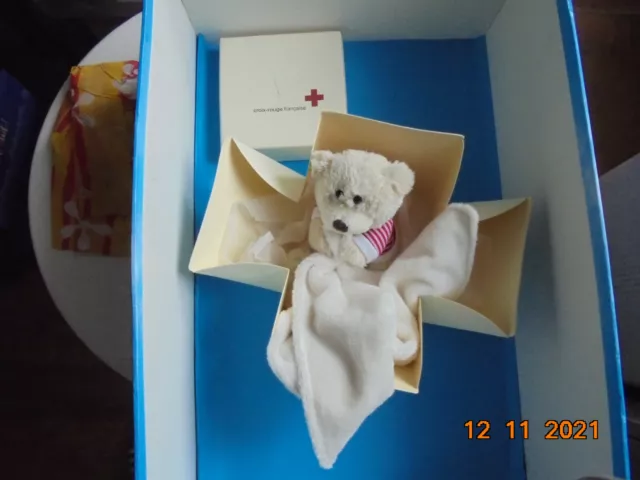Doudou 7090 / Petite Peluche Ours-Chien - Tee Shirt Blanc/Raye Rouge - Mouchoir