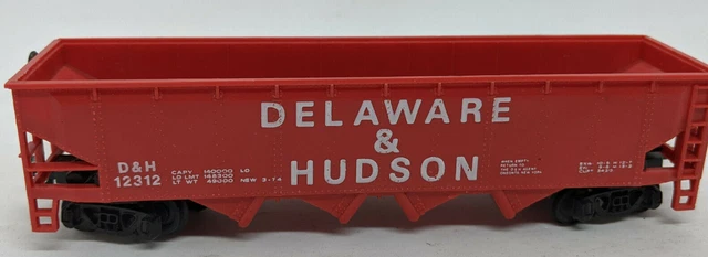 BACHMANN: Delaware & Hudson D&H #12312 4-BAY RED HOPPER CAR. HO Scale. VINTAGE